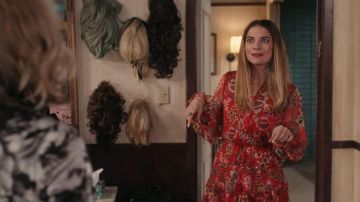 Alexis Jaila Floral-Print Ruffled Chiffon Mini Vestido usado por Alexis Rose (Annie Murphy) en Schitt's Creek (S06E12)