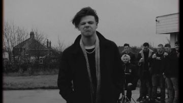 ¿No se ve bien ese abrigo? ¿Puedo encontrar esto para mí? de Yungblud en el video musical YUNGBLUD - Loner