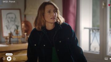 Chaqueta de terciopelo azul pato de Andréa Martel (Camille Cottin) en Dix Pour Cent (S04E02)