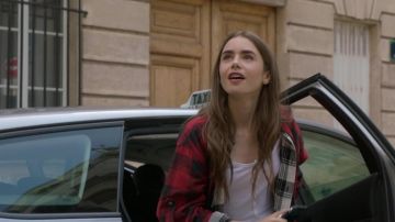 La chemise à carreaux rouge et blanche Faith Connexion portée par Emily Cooper (Lily Collins) dans la série Emily in Paris (Saison 1 Episode 1)