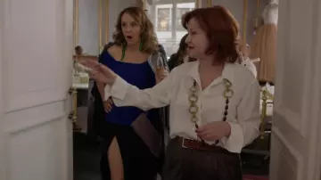 La jupe de Sylvie Grateau (Philippine Leroy-Beaulieu) dans Emily in Paris (S01E06)