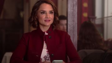 Blazer de Susan Whitaker (Rachael Leigh Cook) dans Love, Garanti