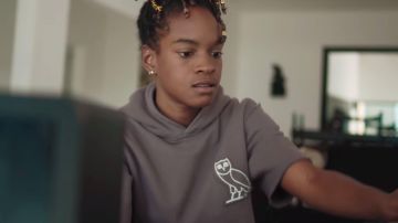 OVO Hoodie porté par Koffee dans son Lockdown Official Music Video