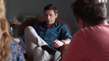 Shirt Navy Blue Robin (Dominique Guillo) in Tomorrow belongs to us (episode 575)