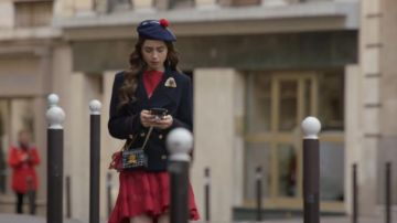 Vestido Rojo Alaia de Emily Cooper (Lily Collins) en Emily en París (S01E10)