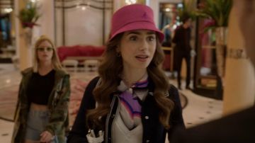 Bucket Hat d&#39;Emily Cooper (Lily Collins) dans Emily à Paris (S01E07)