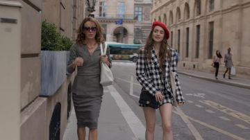 Veronica Beard Checked Shorts usados por Emily Cooper (Lily Collins) en el vestuario de Emily in Paris (Temporada 1 Episodio 3)