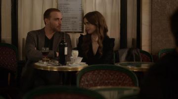 Vestido de encaje negro de Emily Cooper (Lily Collins) en Emily en París (S01E06)