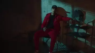 Survêtement rouge Nike porté par Maes dans le clip KOBA LAD - COFFRE PLEIN FT. MAES &amp; ZED (CLIP OFFICIEL)