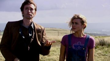 Camisa de la corona de Rose Tyler (Billie Piper) en Doctor Who (S02E02)