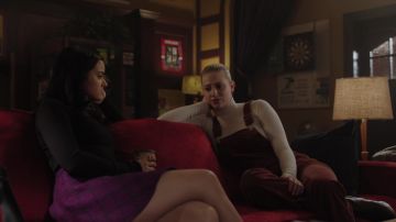 Mono usado por Betty Cooper (Lili Reinhart) en Riverdale (S03E14)
