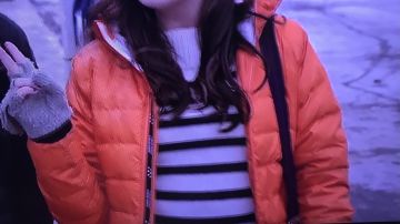 Los looks de la serie A Hint of Magic: Grace Russell (Bailee Madison) lleva un abrigo blanco con un forro de piel en el episodio 8 de la temporada 4