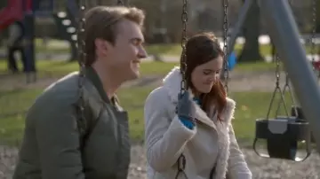 Les looks de la série Un Soupçon de Magie : Grace Russell (Bailee Madison) porte un manteau blanc à doublure en fourrure dans l'épisode 8 de la saison 4