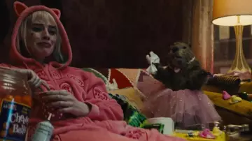 Mono de pijama rosa usado por Harley Quinn (Margot Robbie) en la película Birds of Prey (and the Fantabulous Emancipation of One Harley Quinn)