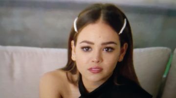 Les barrettes portées par Lu (Danna Paola) dans la série Élite