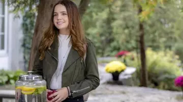 Les looks de la série Un Soupçon de magie : Grace Russell (Bailee Madison) porte un blouson vert dans l'épisode 1 de la saison 4