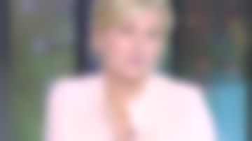 Blouse volant rose dans C à Vous