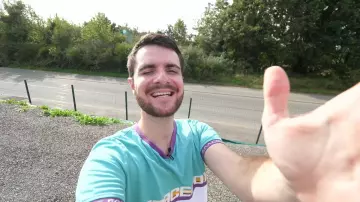 Camiseta de spacefox azul laguna usada por Amixem Amixem en el video ¡Construimos la torre kapla más alta posible! 