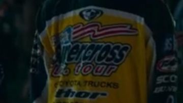 Camiseta de manga larga Supercross US Tour usada por Elz (Travis 'Taco' Bennett) en DAVE (S01E08)