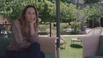 La chemise de Rose Latour (Vanessa Demouy) dans Ici tout commence (S01E02)