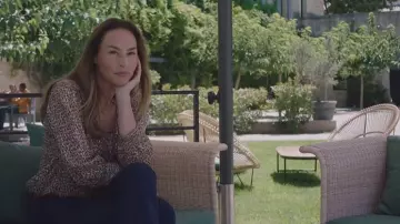 The shirt of Rose Latour (Vanessa Demouy) in Here it all begins (S01E02)