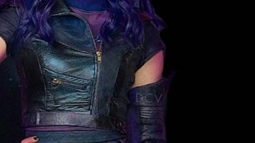 Veste courte en cuir et costume de pantalon porté par Mal (Dove Cameron) dans la garde-robe du film Descendants 3