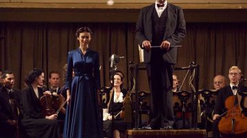 La robe chemise en satin bleu portée par Maria Veniaminovna Yudina (Olga Kurylenko) dans La Mort de Staline
