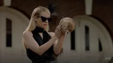 Les lunettes de soleil oversize portées par Madison Montgomery (Emma Roberts) dans American Horror Story S08E06