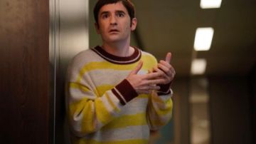 Yellow and white striped sweater with a red collar of Hervé André-Jezak (Nicolas Maury) in Dix Pour Cent