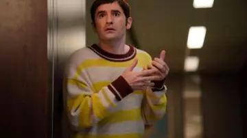 Yellow and white striped sweater with a red collar of Hervé André-Jezak (Nicolas Maury) in Dix Pour Cent