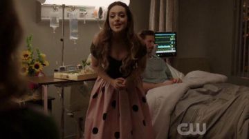 Jupe rose à pois noirs de Fallon Carrington (Elizabeth Gillies) dans Dynastie