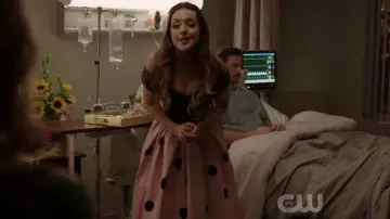 Jupe rose à pois noirs de Fallon Carrington (Elizabeth Gillies) dans Dynastie