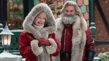 Gabardina larga roja con sudadera con capucha de piel usada por la Sra. Claus (Goldie Hawn) en la película The Christmas Chronicles 2