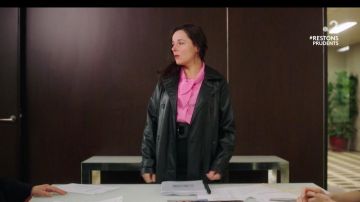Black leather trench coat worn by Noémie Leclerc (Laure Calamy) in Ten Percent (S04E06)