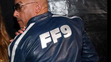 FF9 « Fatherhood » veste en cuir bleu portée par Vin Diesel pour le concert et la bande-annonce The Road To F9 le 31 janvier 2020 à Miami, Floride