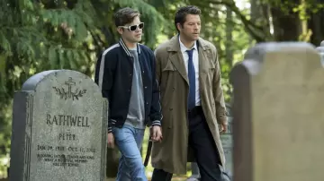 Bomber Varsity Jacket porté par Jack (Alexander Calvert) dans la série télévisée Supernatural (saison 15 épisode 3)