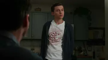 Les looks du film Captain America : Civil War : Tom Holland porte un t-shirt imprimé "vitruvian pizza" pour son rôle de Peter Parker