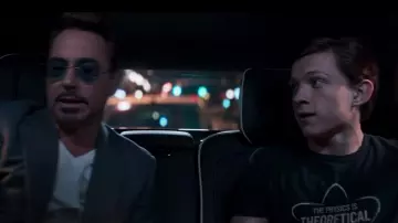 Le t-shirt The Physics Is Theoretical the Fun is Real t-shirt porté par Peter Parker (Tom Holland) dans le film Spider-Man: Homecoming 