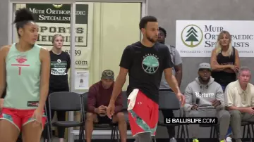 T-shirt de stephen curry de Stephen Curry dans Steph Curry HOOPIN vs TOP High School Players & Starts DUNKING! 7 Footer SAUCES UP Steph!