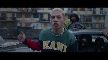 Suéter de Karl Kani usado por Larry en el video musical de Larry - Paye