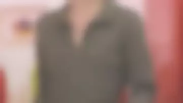 Khaki jumpsuit worn by Maya in the show October 9 worn by Presenter May Sarton La Quotidienne