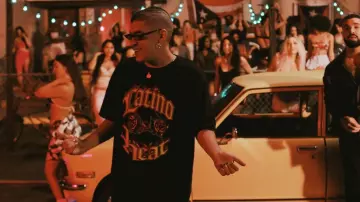Les vêtements de Bad Bunny : le rappeur porte un t-shirt Latino Heat - Can You Stand The Heat dans sin clip Mia feat. Drake