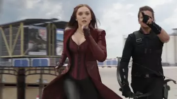 Capitán América: Civil War - Vestuario: Elizabeth Olsen lleva un abrigo de cuero rojo para interpretar a Wanda Maximoff / Bruja Escarlata