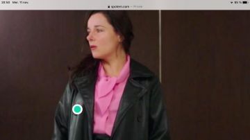 Pink blouse of Noémie Leclerc (Laure Calamy) in Ten Percent (S04E06)
