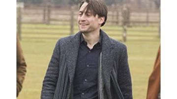 Abrigo de lana gris usado por Roman Roy (Kieran Culkin) en el vestuario del programa de televisión Succession (Temporada 2)