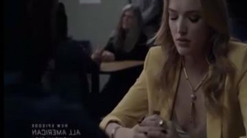 Melisandre Anneau porté par Kirby Anders (Maddison Brown) dans la Dynastie (S03E02)