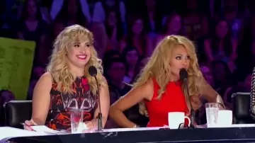 Robe portée par Demi Lovato dans Latin Ice Cream Man Jorge Pena Insults ANGRY Demi Lovato! | X Factor Global