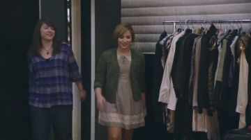 Robe portée par Demi Lovato dans Demi Lovato: Jessie's mentorship episode [2013 ACUVUE® 1 DAY Contest]