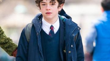 Atuendos de The Undoing: Henry Fraser (Noah Jupe) usa una chaqueta con cremallera azul en el episodio 2 de la temporada 1