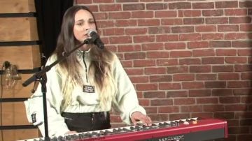 Pull de Elisa dans L.E.J - Envie d'elle (Live session)